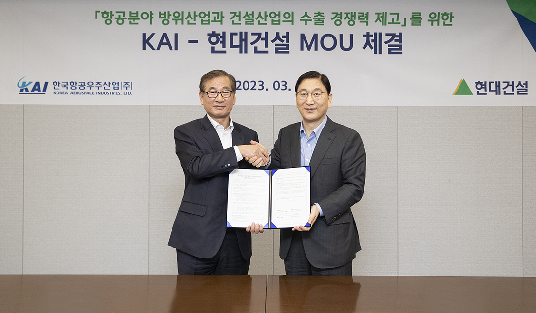 현대건설 윤영준 사장(오른쪽)과 KAI 강구영 사장이 27일 협약 체결 이후 기념사진을 촬영하고 있다 현대건설 윤영준 사장(오른쪽)과 KAI 강구영 사장이 27일 협약 체결 이후 기념사진을 촬영하고 있다